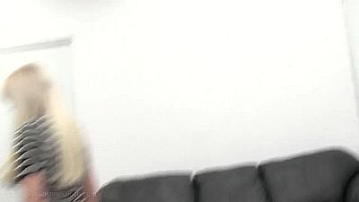 Сочная блондинка ебется в попку на кастинге